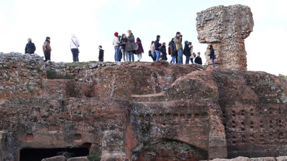 Imagen parcial del yacimiento de Tiermes con visitantes en su entorno. HDS
