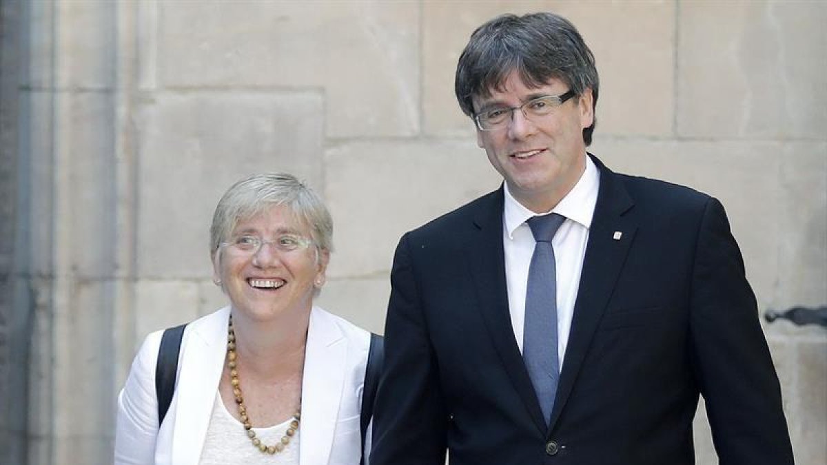 El presidente de la Generalitat, Carles Puigdemont (d) y la consellera de Educación, Clara Ponsati (i) llegan a la reunión semanal del Govern el pasado martes.-EFE