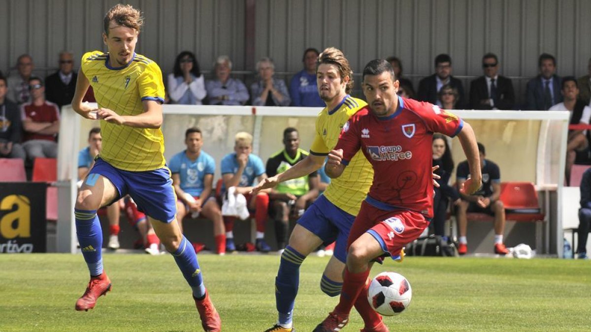 El Numancia B y el Cádiz B lo dejan todo para el partido de vuelta después de empatar ayer a cero en la Ciudad del Fútbol Francisco Rubio.-Valentín Guisande