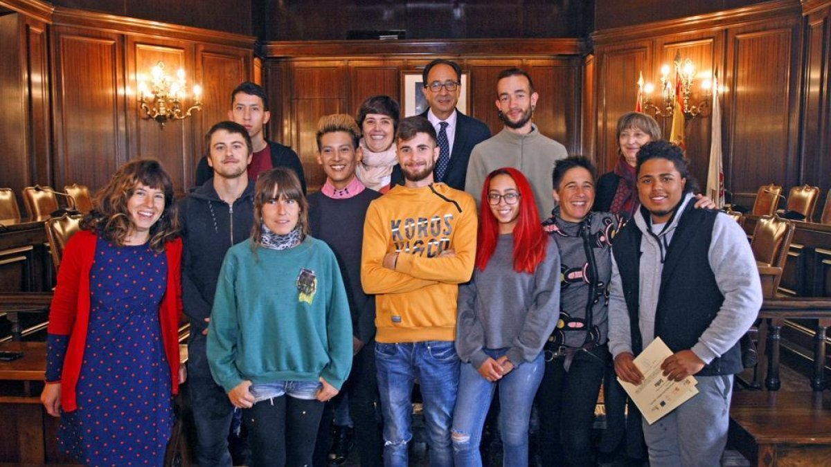 Los participantes de Duques de Soria XIII posan con las autoridades.-Mario Tejedor