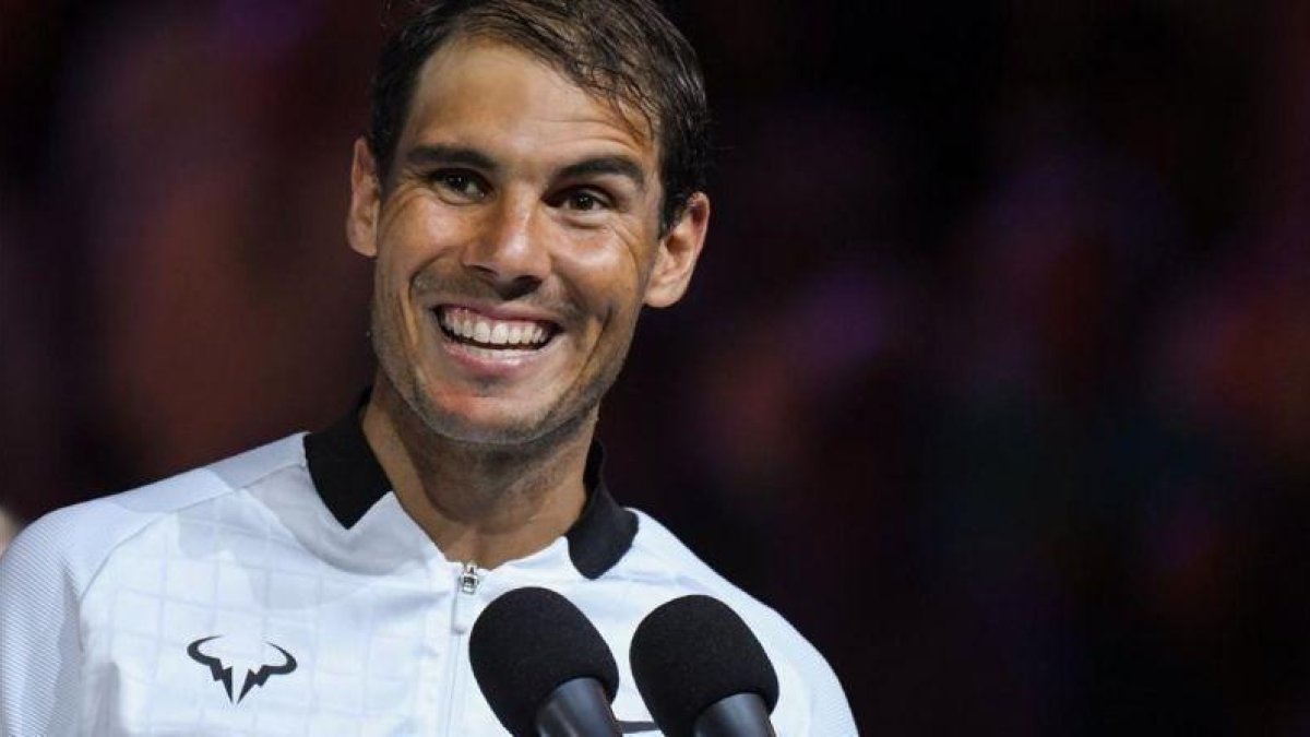 Rafael Nadal habla al público de la Rod Laver Arena.-AFP / GREG WOOD
