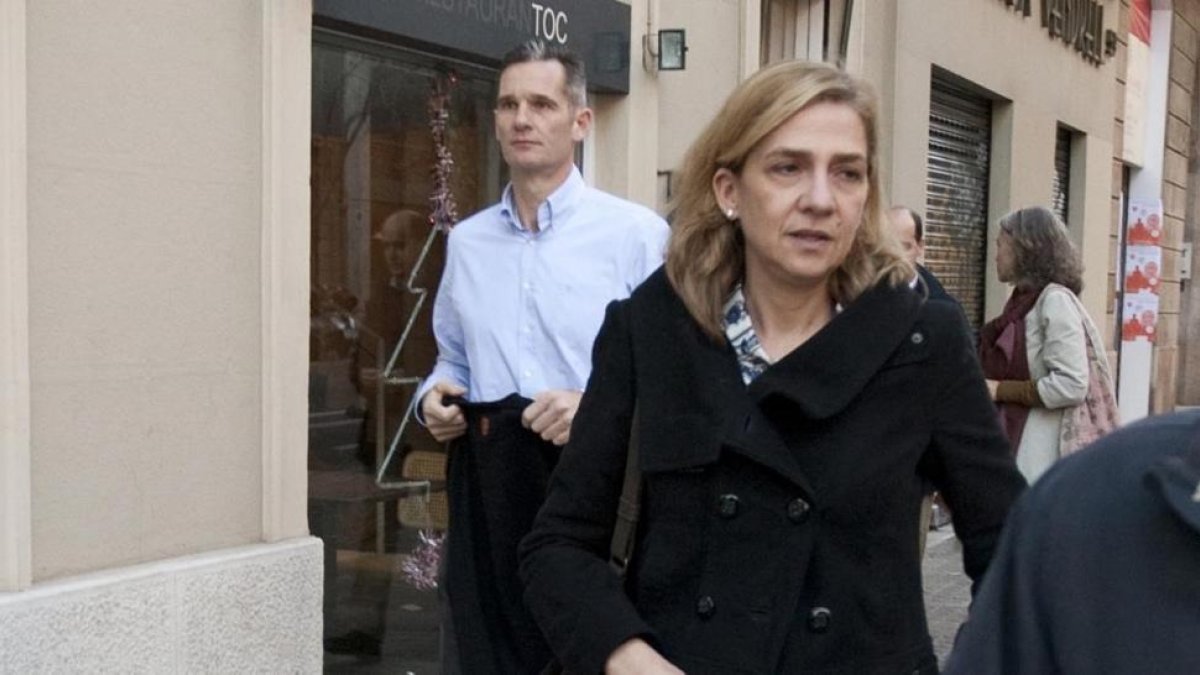 La infanta Cristina e Iñaki Urgangarin saliendo del restaurante Toc, en Barcelona, en diciembre del 2012.-/ DANNY CAMINAL