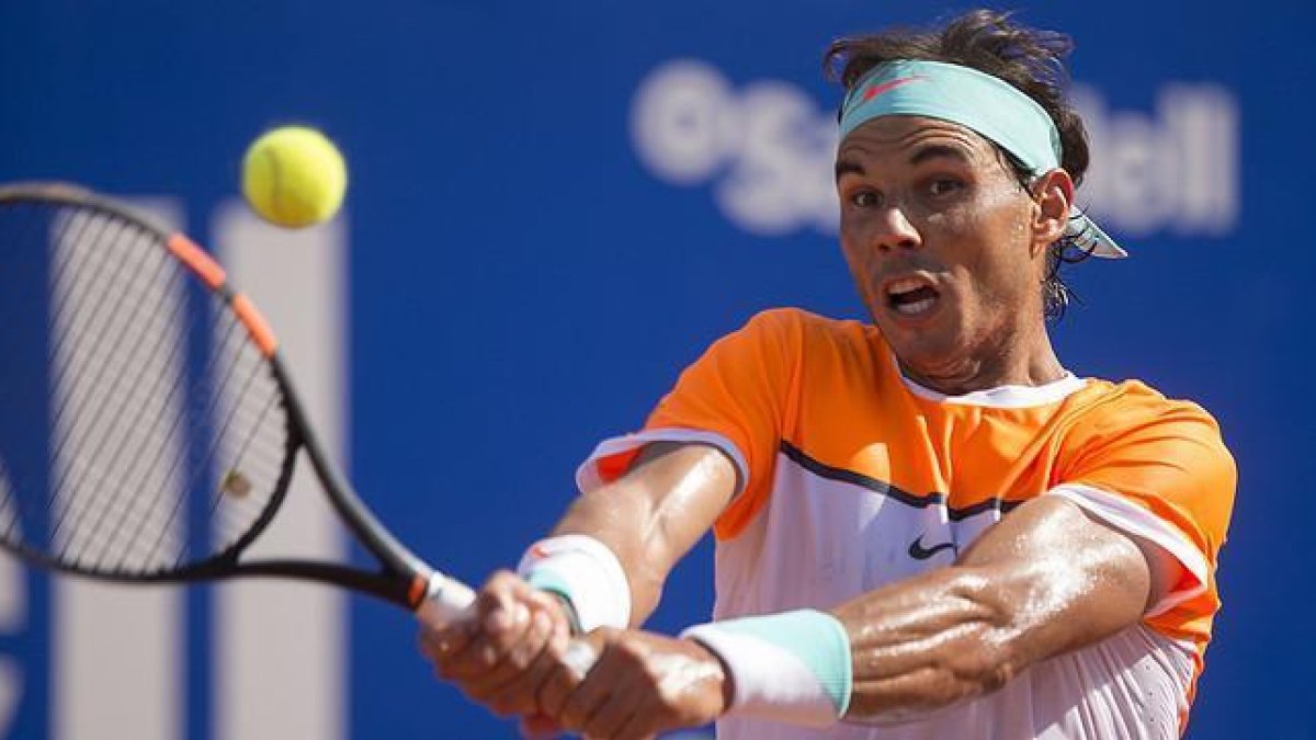 Rafael Nadal devuelve la pelota a Nicolás Almagro, este miércoles, en el Barcelona Open Banc Sabadell 2017.-JORDI COTRINA