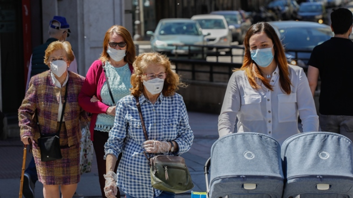 Viandantes con mascarillas. JUAN MIGUEL LOSTAU