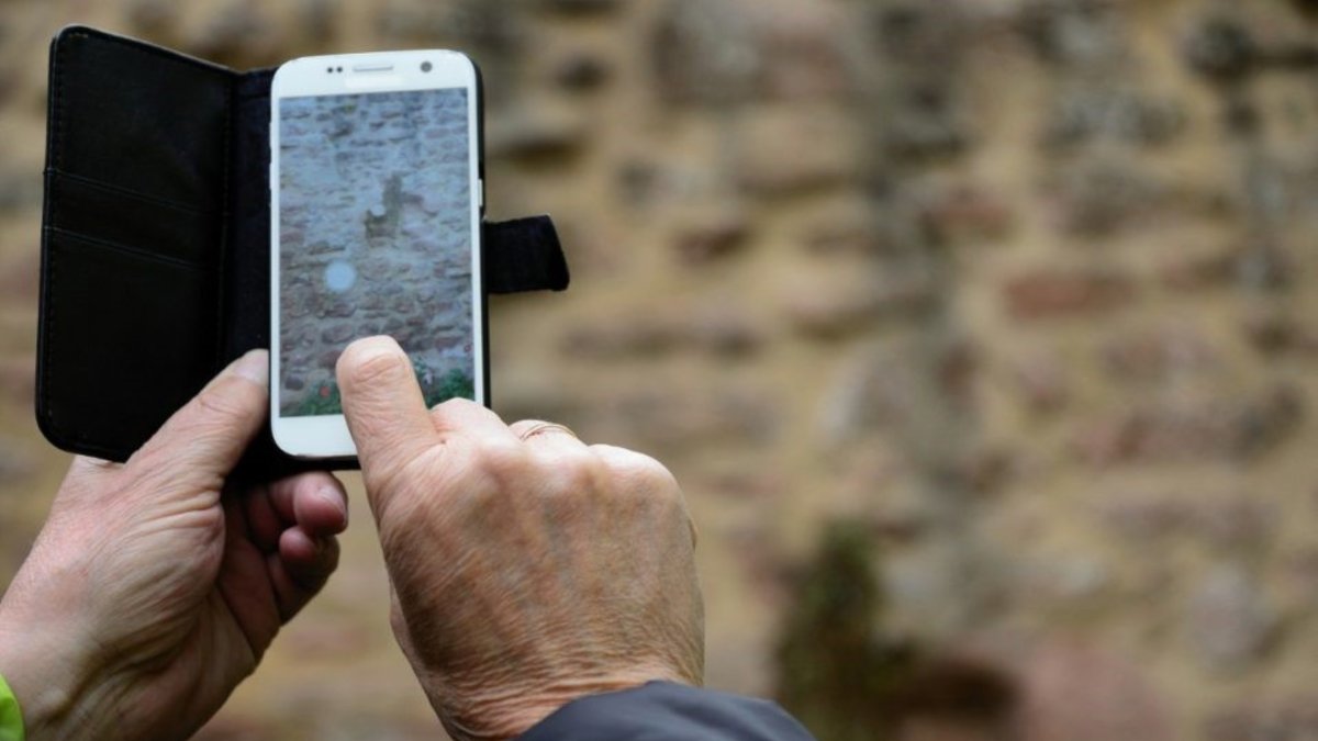 Una persona maneja su teléfono móvil. HDS