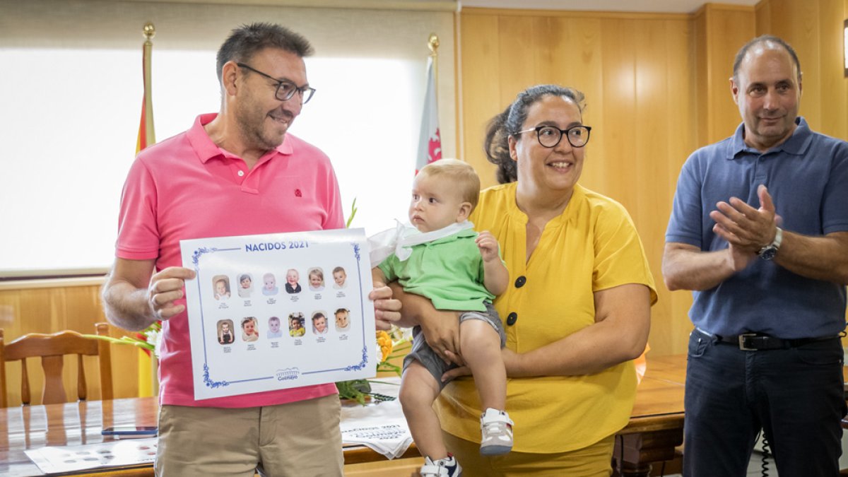 La gente 'menuda' de Golmayo quiere fiestas y algunos ya se han hecho con su pañuelo: el Ayuntamiento impone el distintivo a los nacidos en 2021.-G. MONTESEGURO