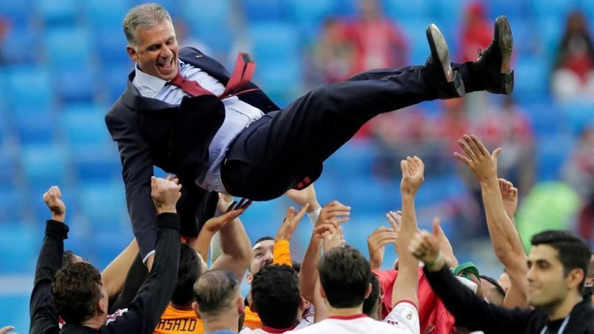 Carlos Queiroz, manteado por sus jugadores después del triunfo contra Marruecos.-REUTERS / HENRY ROMERO