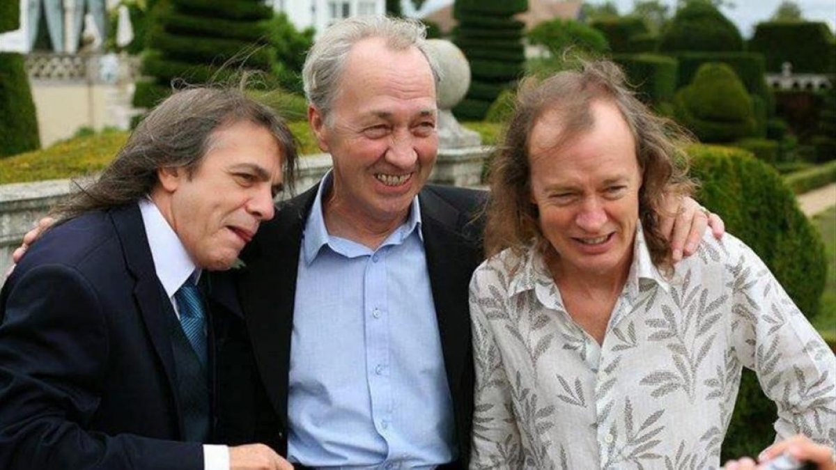 George Young, en el centro, junto a sus hermanos Malcom (izquierda) y Angus (derecha).-EL PERIÓDICO