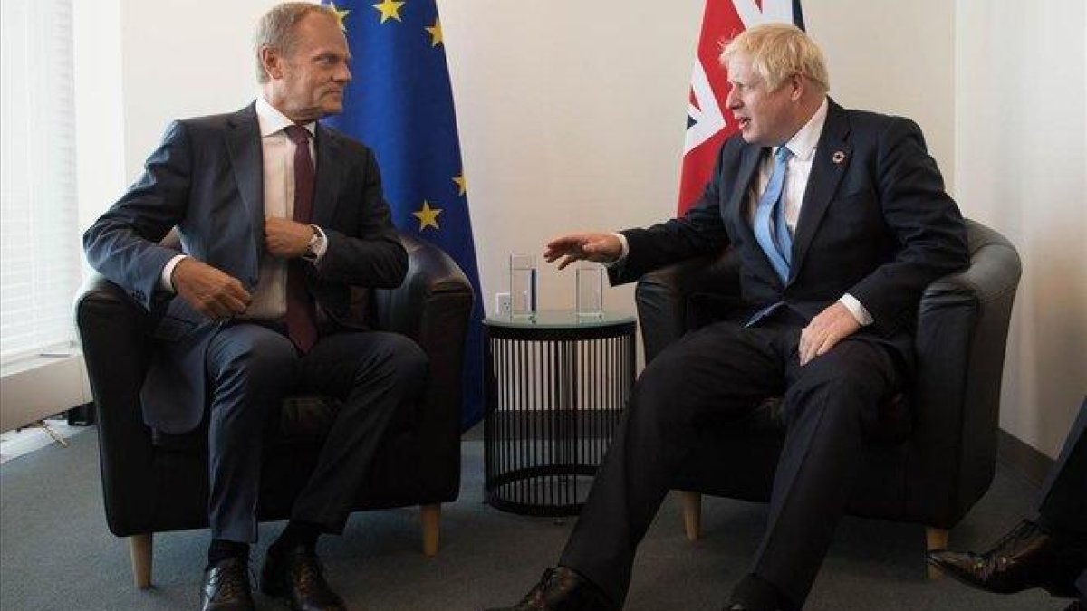 El presidente del Consejo Europeo, Donald Tusk, y el primer ministro británico, Boris Johnson, en un encuentro en las Naciones Unidas el pasado septiembre.-STEFAN ROUSSEAU (DPA)