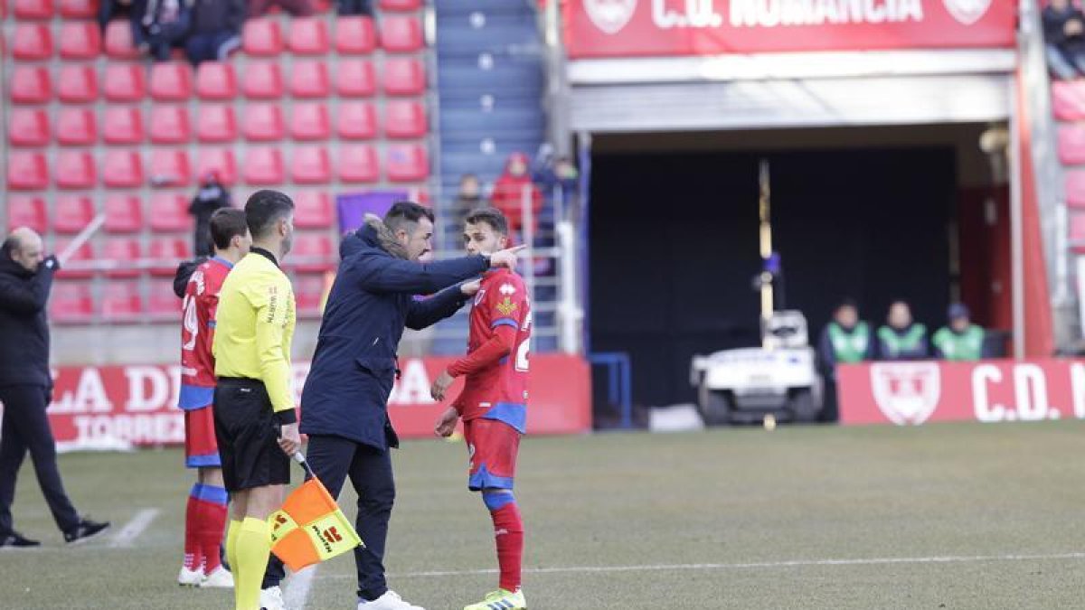 López Garai da indicaciones a Fran Villalba en un partido en Los Pajaritos.-Luis Ángel Tejedor