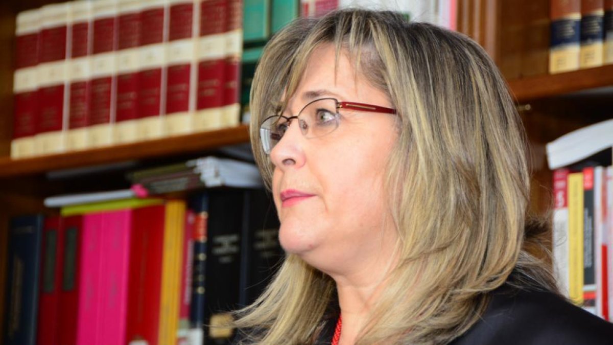 Soledad Borque, ayer, durante el discurso durante la toma de posesión como decana.-ÁLVARO MARTÍNEZ