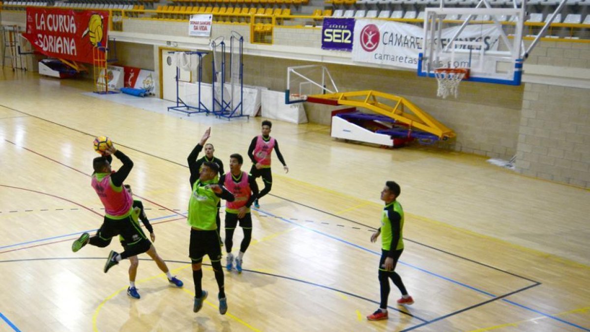 La plantilla numantina se ejercitó ayer en el pabellón de Los Pajaritos.-ÁLVARO MARTINEZ