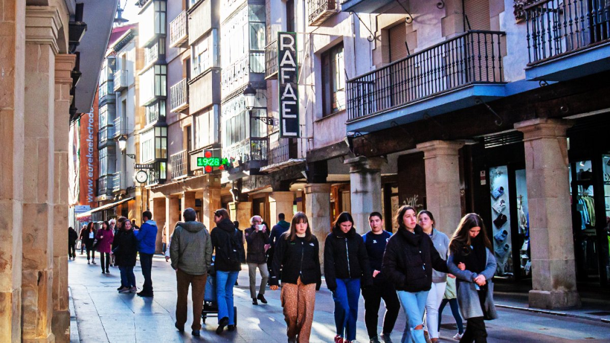 Mangas largas por el Collado de Soria esta primavera. MARIO TEJEDOR