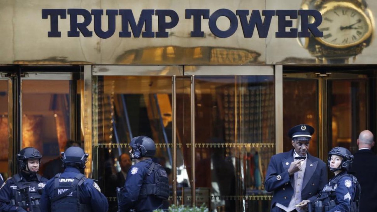 Policías de Nueva York frente a la Torre Trump, donde el presidente tiene la oficina y su residencia, en la Quinta Avenida.-AP / MARK LENNIHAN