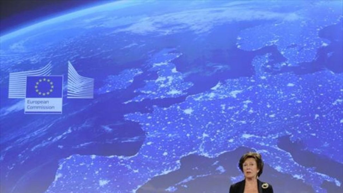 Imagen de archivo de Neelie Kroes, durante una conferencia de prensa, cuando era comisaria europea.-AFP / JOHN THYS