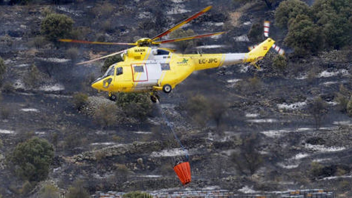 Helicóptero en labores de extinción en la provincia de Soria, en una imagen de archivo. / HDS