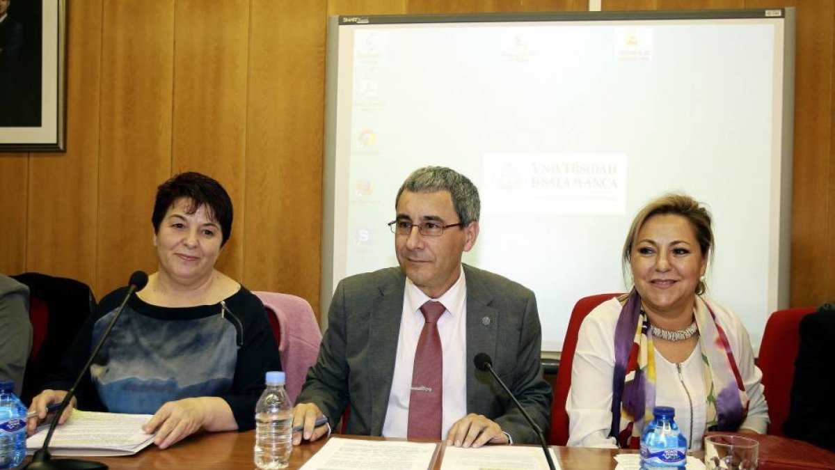 Las alcaldesas de Zamora, Rosa Valdeón (i), y de Segovia, Clara Isabel Luquero de Nicolás y José Ángel Domínguez Pérez, vicerrector de Promoción y Coordinación de la Universidad de Salamanca-Efe