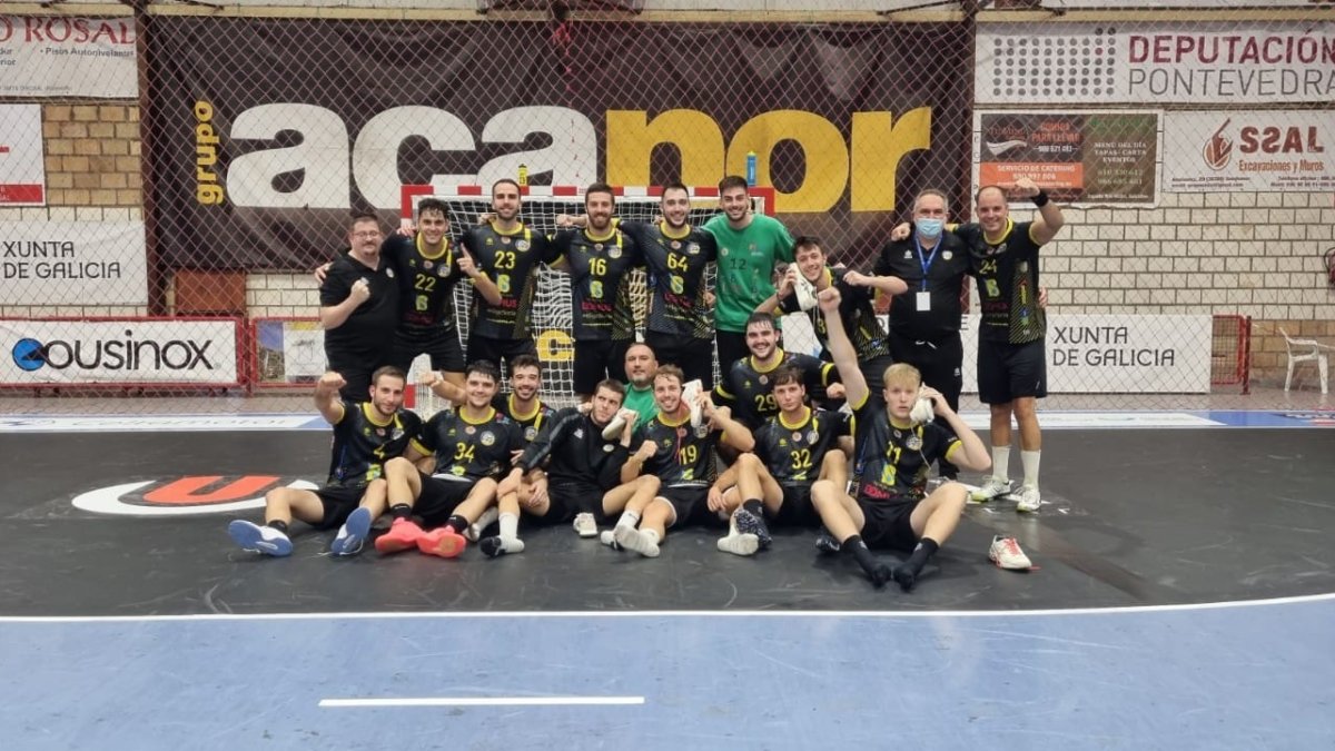 Los jugadores del BM Soria celebran la histórica victoria en tierras gallegas. BM Soria