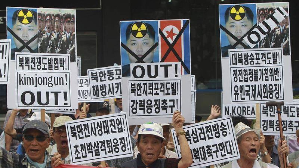 Activistas surcoreanos en protesta contra Corea del Norte en Paju.-EFE