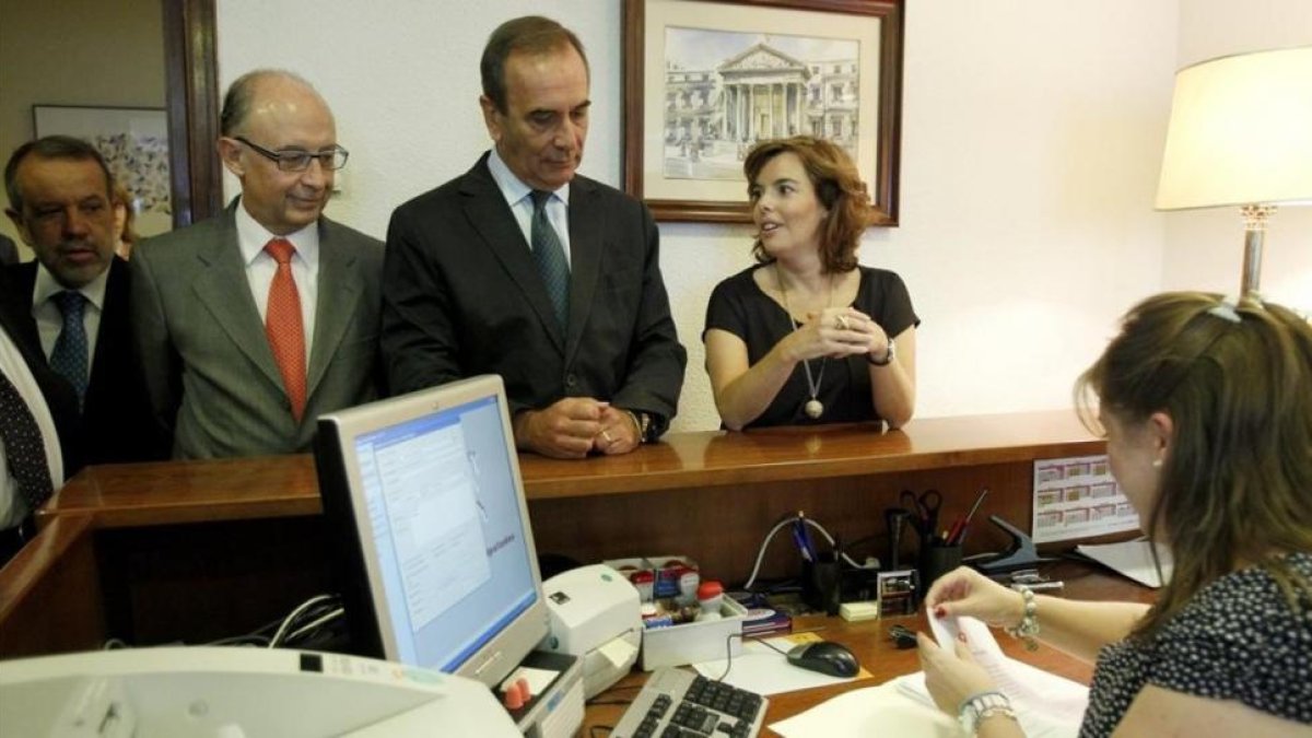 Agosto 2011: erl portavoz del PSOE José Antonio Alonso, centro, entre los portavoces del PP Cristobal Montoro y Soraya Sáenz de Santamaría.-JOSE LUIS ROCA
