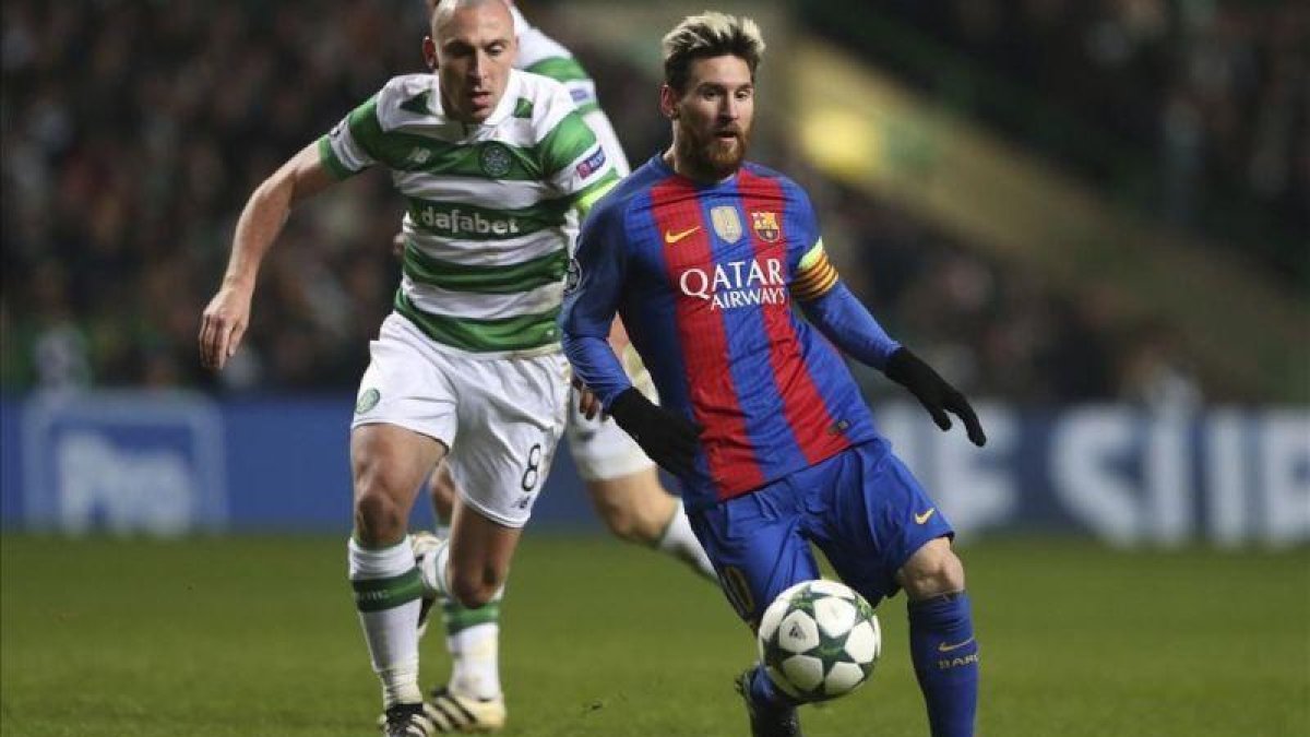 Messi volvió loco a Brown durante todo el partido y decidió el encuentro en favor del Barça.-AP / SCOTT HEPPELL