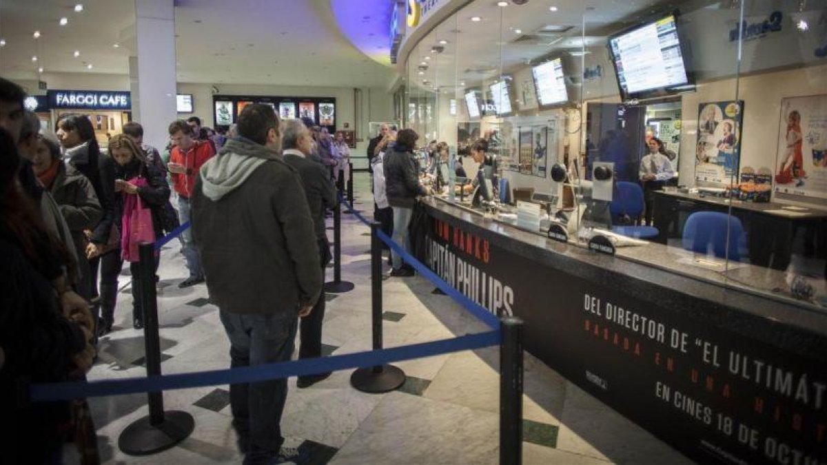 Espectadores en las taquillas d eun cine de Barcelona.-CARLOS MONTAÑÉS