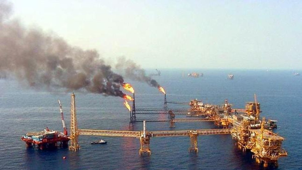 Una plataforma de la Compañía Mexicana de Petróleos Méxicanos (Pemex) que opera en el Golfo de México.-HO / AFP