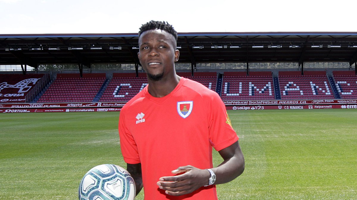 Admonio el día de su presentación en el campo de Los Pajaritos como jugador del Numancia. LUIS ÁNGEL TEJEDOR