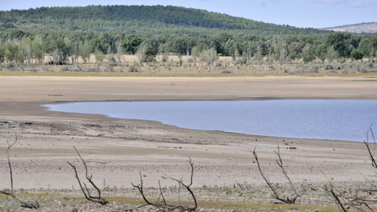 Estado de Cuerda del Pozo, donde se ‘guarda’ el agua demandada.-VALENTÍN GUISANDE
