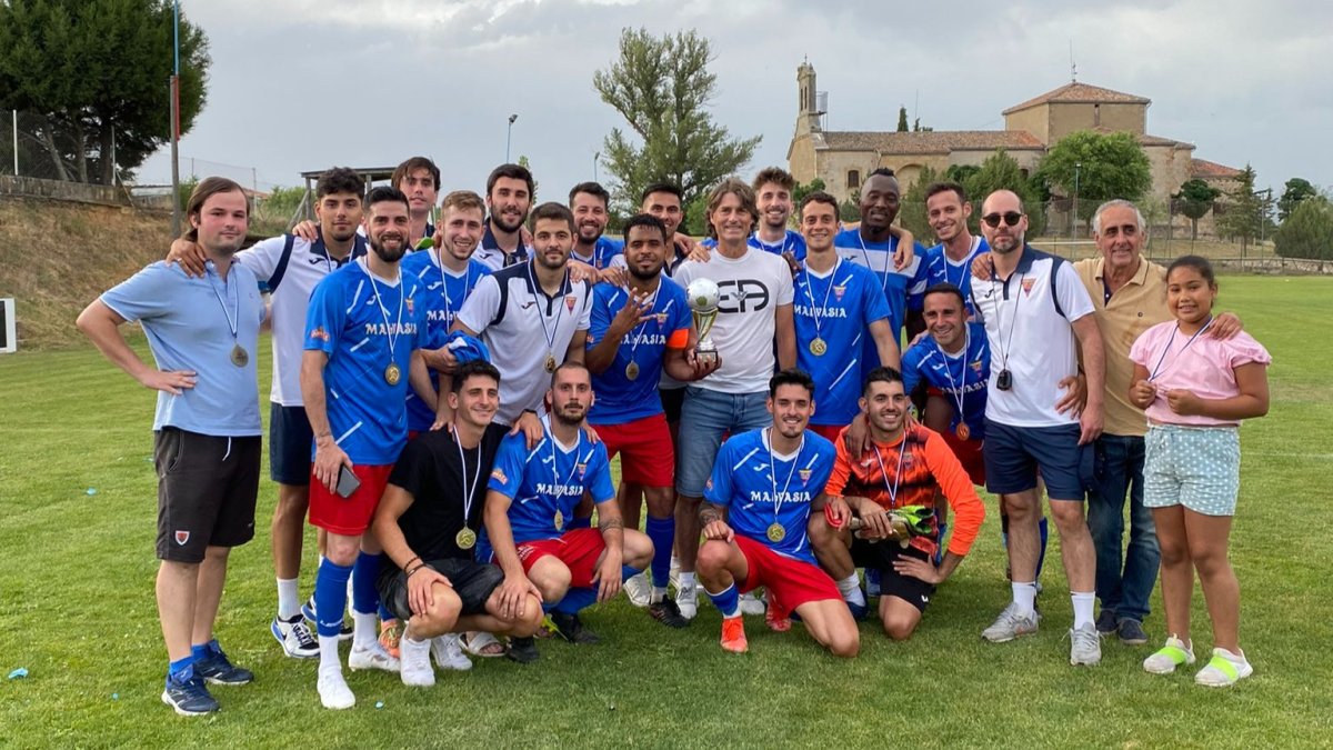 Julen Guerrero posa con la plantilla del Abejar C.F. ABEJAR C.F.