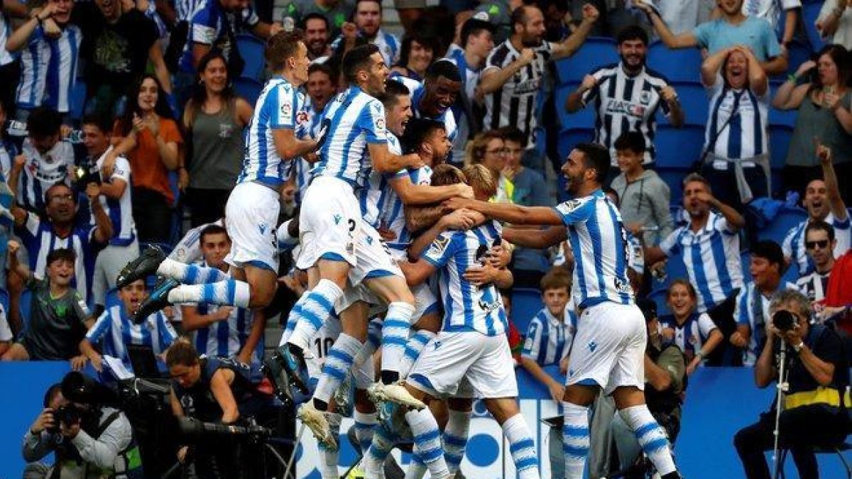 Los jugadores de la Real Sociedad celebran con Odegaard el primer gol ante el Atlético.-EFE