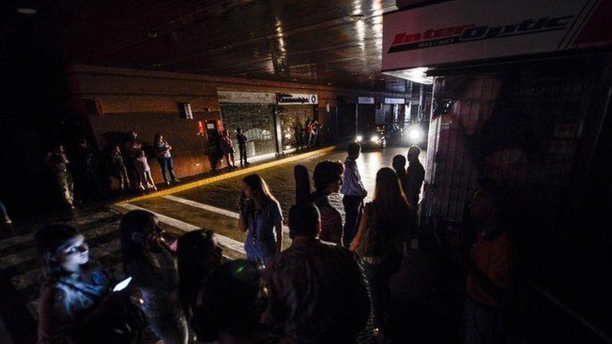 Las calles de Venezuela en pleno apagón eléctrico.-AFP
