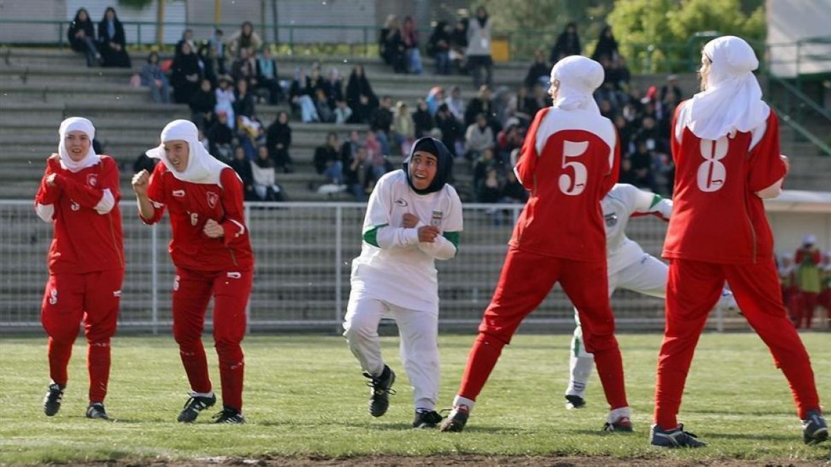 Jugadoras del equipo nacional de fútbol femenino de Irán en un partido en Teherán, en 2006-AFP