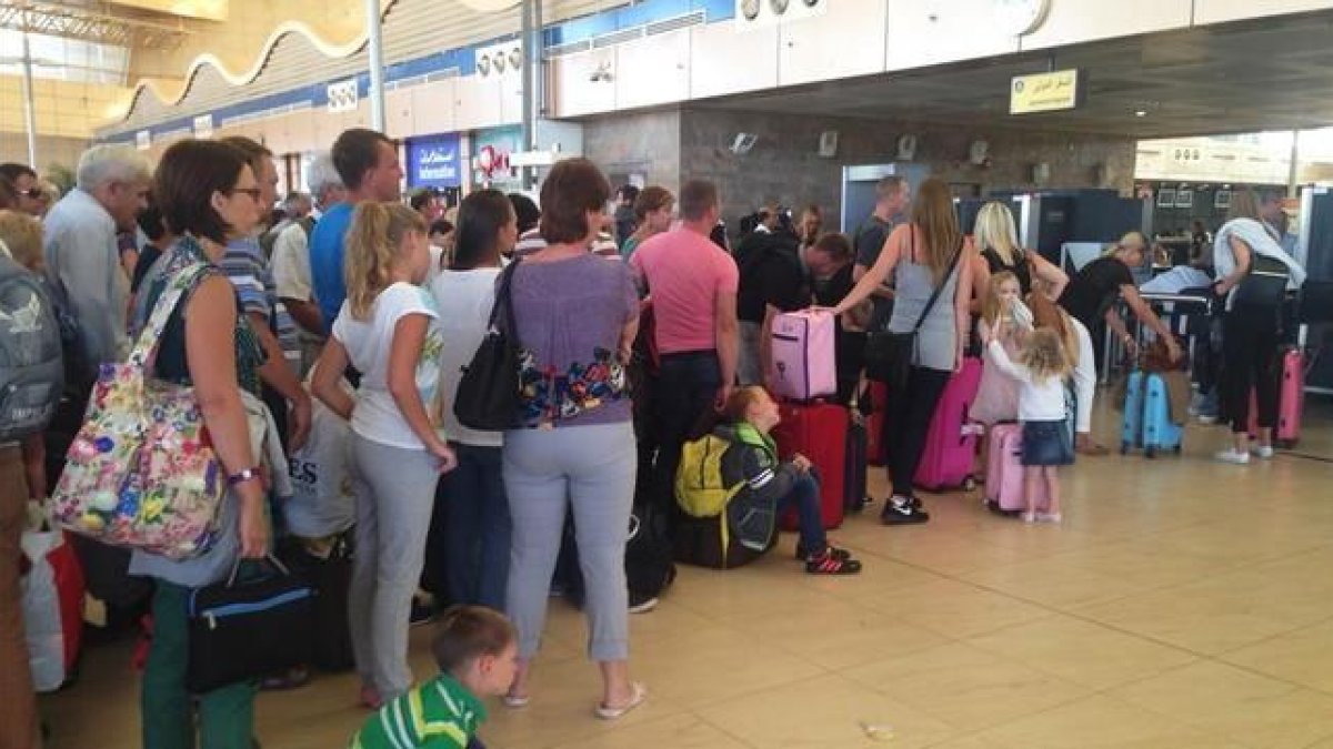 Turistas británicos hacen cola para realizar el 'check in', en el aeropuerto de Sharm al Sheij, este viernes.-AP / THOMAS HARTWELL