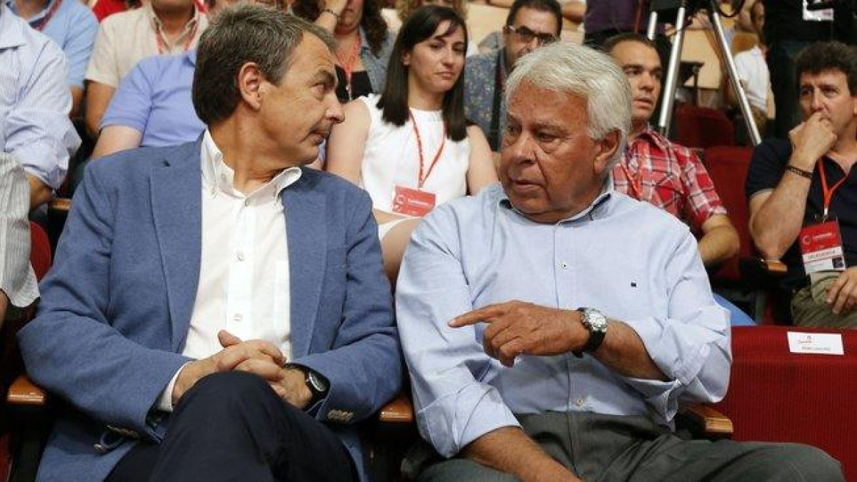 Los expresidentes del Gobierno José Luis Rodríguez Zapatero (i) y Felipe González (d) en el 2014.-JUAN MANUEL PRATS