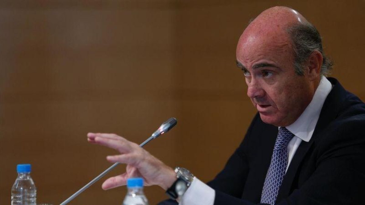 El ministro de Economía, Luis de Guindos, durante la rueda de prensa.-DAVID CASTRO