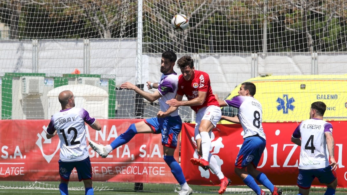 Fer Román ha sido uno de los pilares del ascenso y seguirá en las filas numantinas en Primera RFEF. HDS