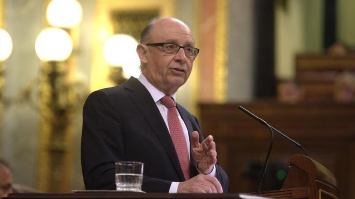 El ministro de Hacienda, Cristóbal Montoro, en el debate presupuestario del pleno del Congreso de los Diputados.-DAVID CASTRO