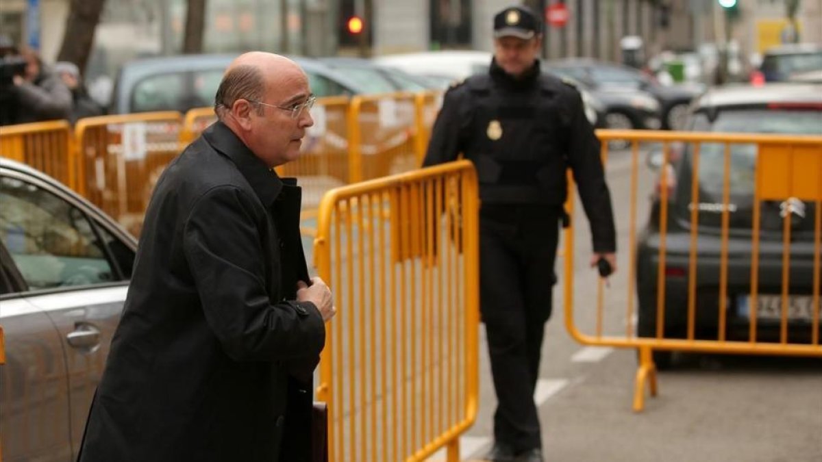 El coronel de la Guardia Civil Diego Pérez de los Cobos a su llegada al Tribunal Supremo para declarar como testigo en la causa por rebelión.-JOSE LUIS ROCA