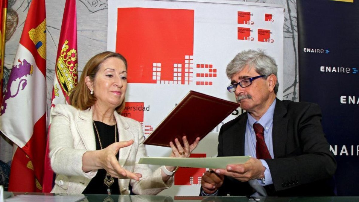 La ministra de Fomento en funciones, Ana Pastor (I), preside la firma de un convenio de formación entre Enaire y la Universidad de León (ULE) acompañada por el rector Juan Francisco García Marín (D)-ICAL