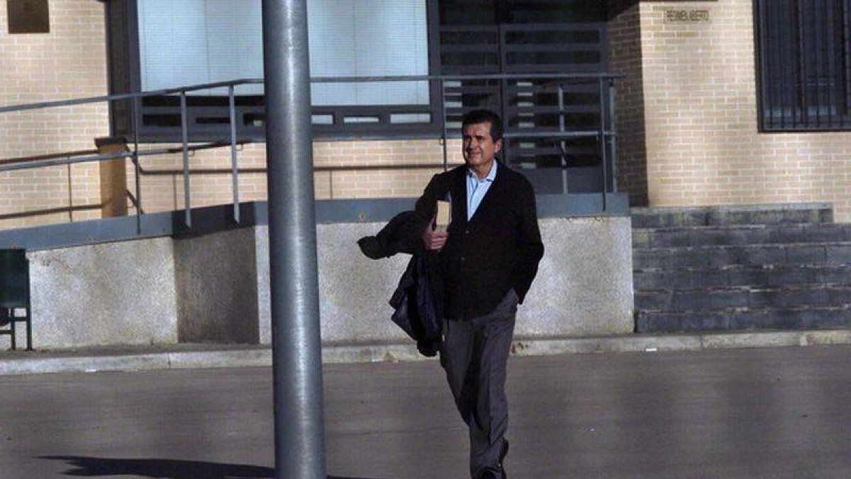 El exministro y expresidente de Baleares, Jaume Matas, en el momento de abandonar, el viernes pasado, el módulo de régimen abierto del centro penitenciario de Segovia.-Foto: EFE