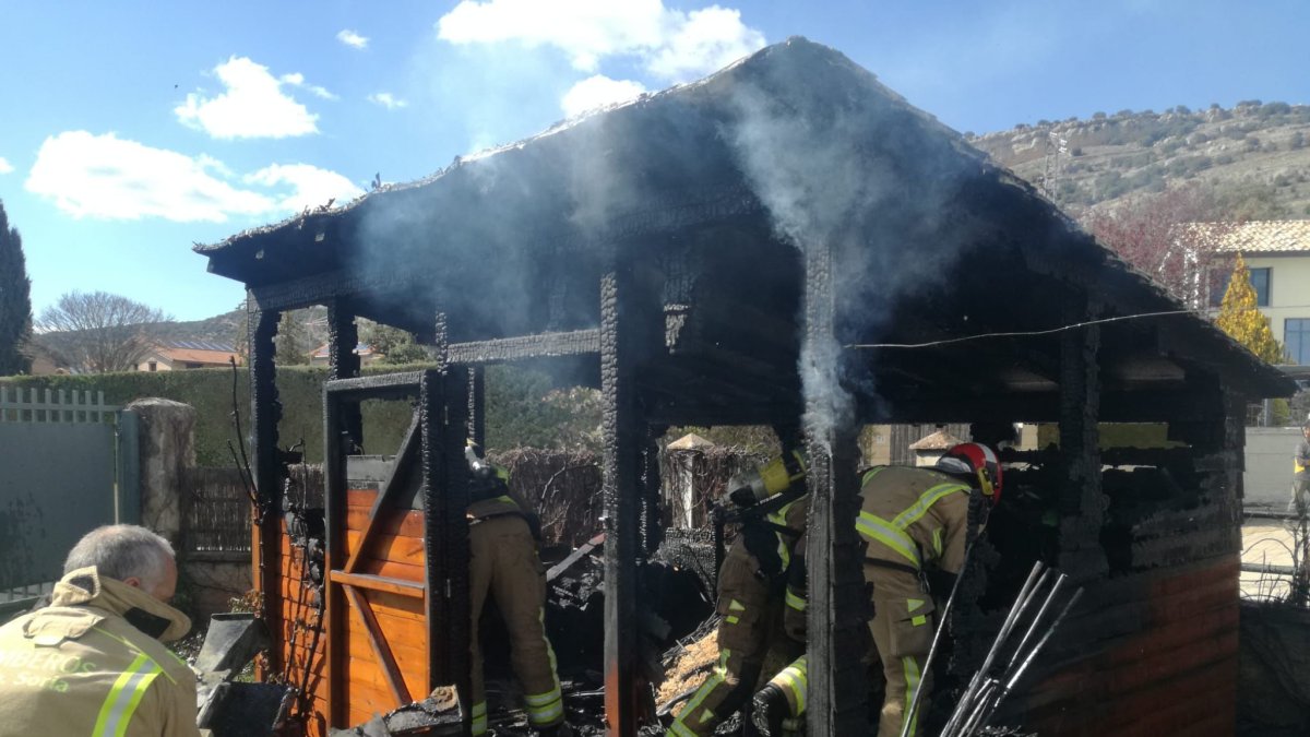 Caseta de aperos afectada por el incendio en Fuentetoba. HDS