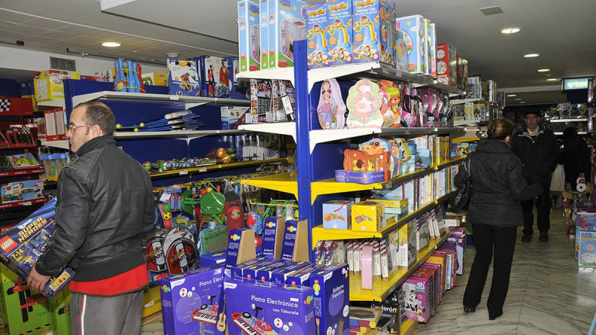 Una de las tiendas de juguetes que hay en Soria, estos días abarrotadas de ‘deseos’. / VALENTÍN GUISANDE-