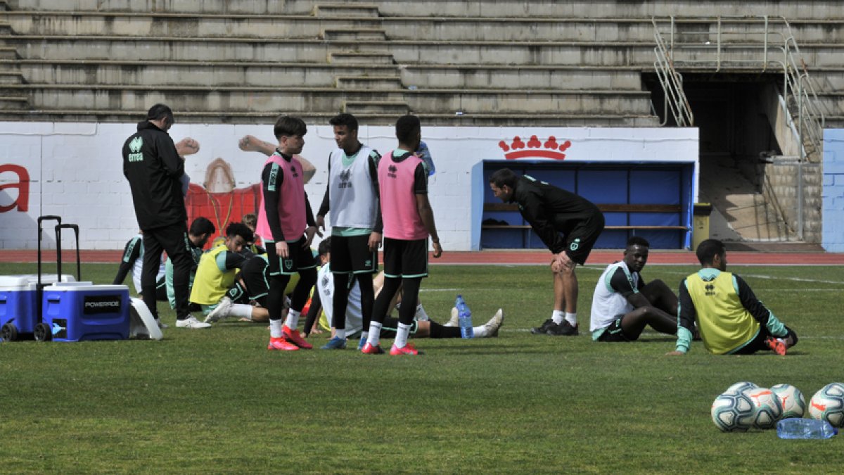 Imagen de un entrenamiento del Numancia en el anexo de Los Pajaritos. VALENTÍN GUISANDE