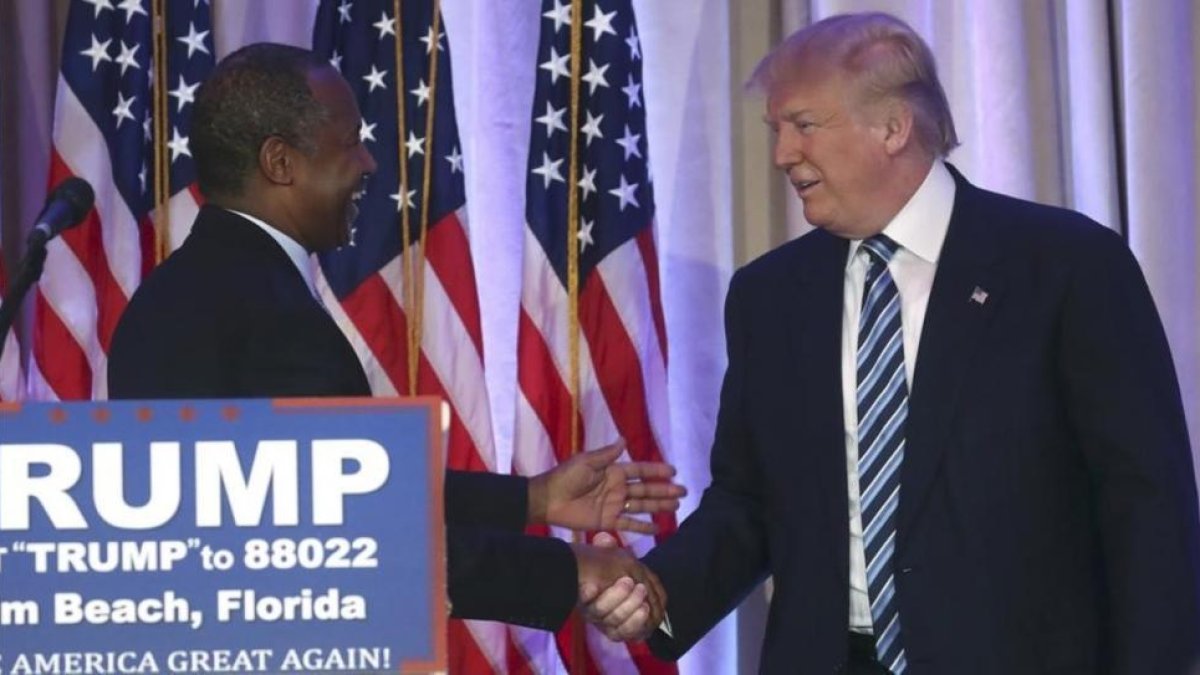Trump (derecha) estrecha la mano del excandidato Ben Carson, en Palm Beach (Florida), este viernes.-REUTERS / CARLO ALLEGRI
