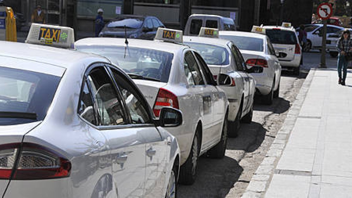 La parada de taxis junto a Mariano Granados.-HDS