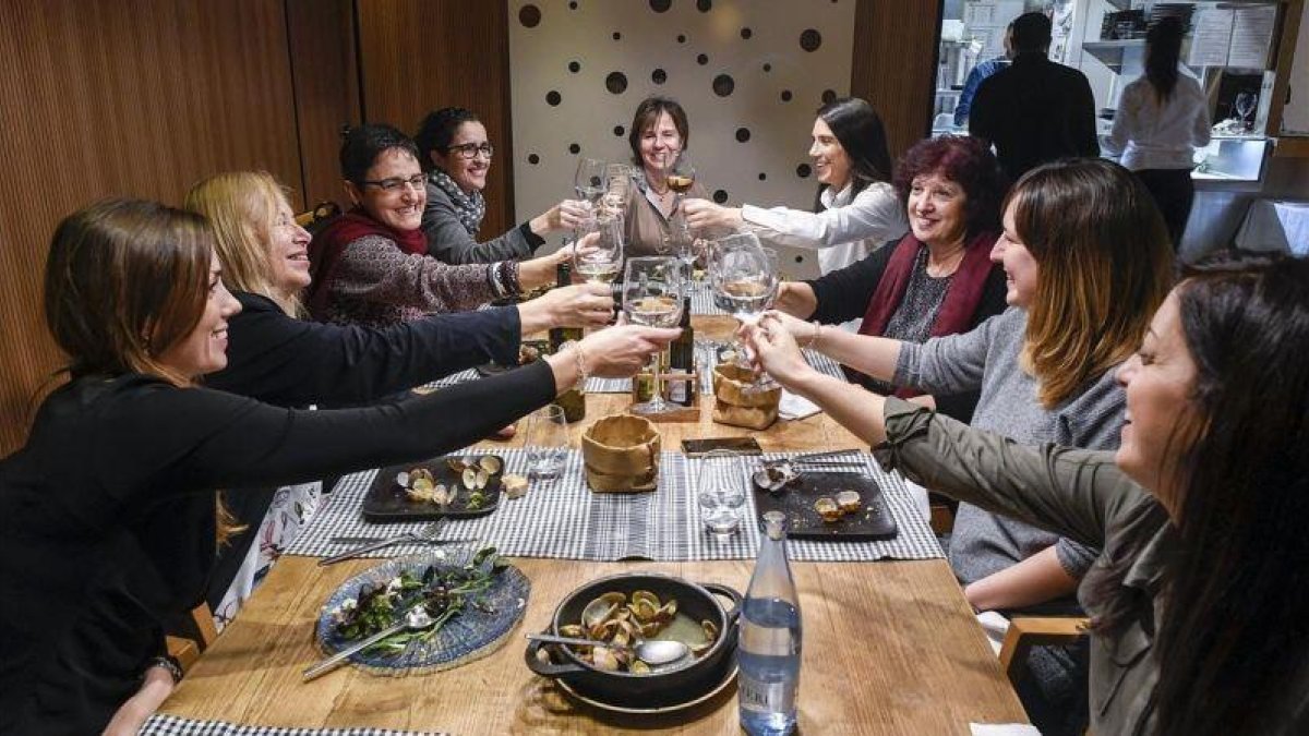 Un grupo de mujeres celebra una comida de empresa y de Navidad-JORDI COTRINA