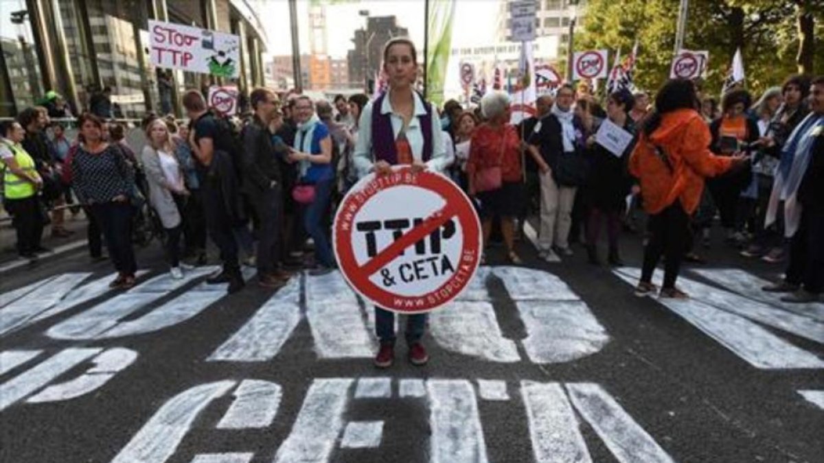 Una mujer sostiene una señal contra el CETA en una protesta en Bruselas el pasado mes de septiembre.-AFP