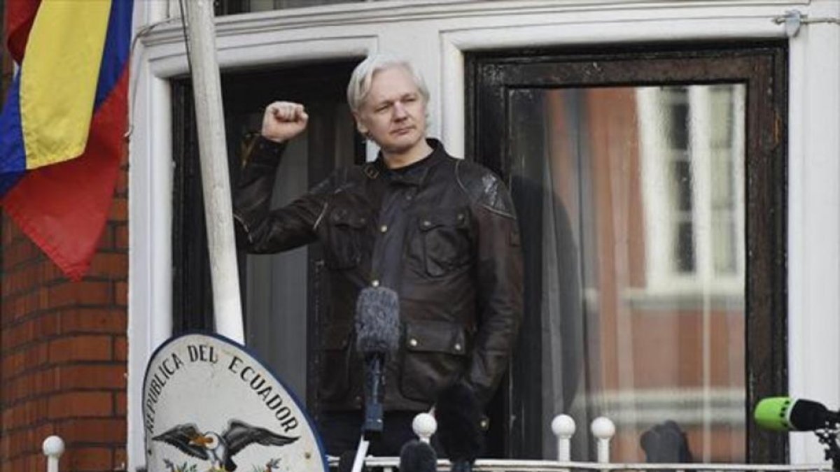 Assange en el balcón de la embajada de Ecuador en Londres.-/ EFE / ANDY RAIN