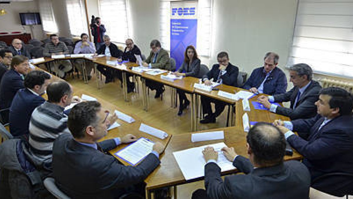 Empresas y entidades ayer durante la reunión previa a la firma para que se implante Renovables en el Campus de Soria. / ÁLVARO MARTÍNEZ-